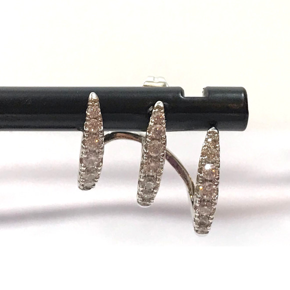 Trendy 3 Claws Cubic Zirconia Gold Tone Post Earrings NWT - Picture 3 of 7